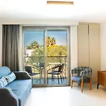 Queen By Important Group Travel Hotel