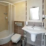 Queen By Important Group Travel Hotel