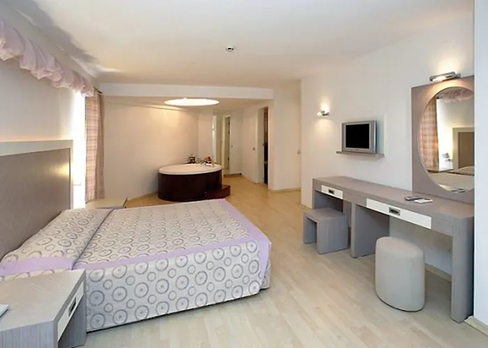 Hotel Queen By Important Group Travel