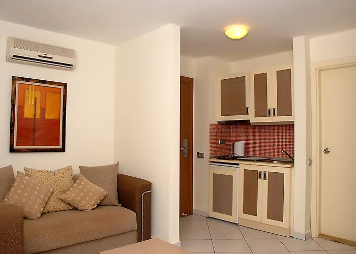 Hotel Queen By Important Group Travel 4*