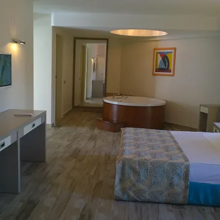 Queen By Important Group Travel Aparthotel
