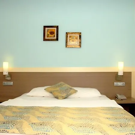 Hotel Queen By Important Group Travel