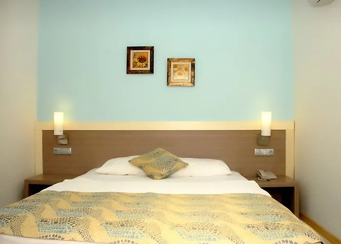 Hotel Queen By Important Group Travel