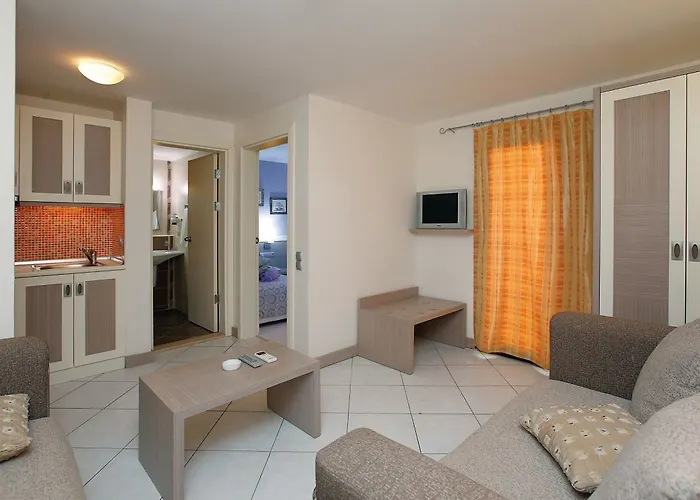 Queen By Important Group Travel Hotel 4*