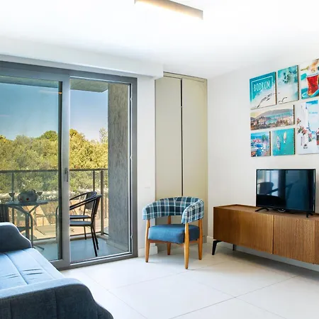 Queen By Important Group Travel