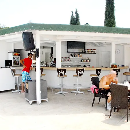 Hotel Queen By Important Group Travel